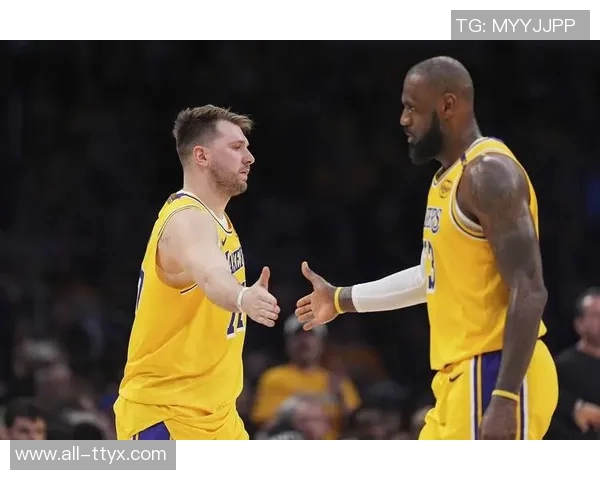 詹姆斯采访时仅用毛巾遮身引发热议网友呼吁他穿内裤以免尴尬 詹姆斯采访时仅用毛巾遮身引发热议网友呼吁他穿内裤以免尴尬